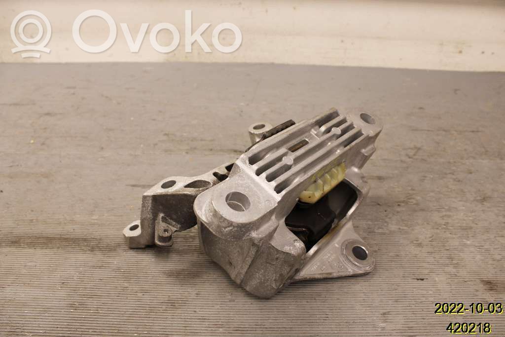 Volvo XC40 Engine mounting bracket 