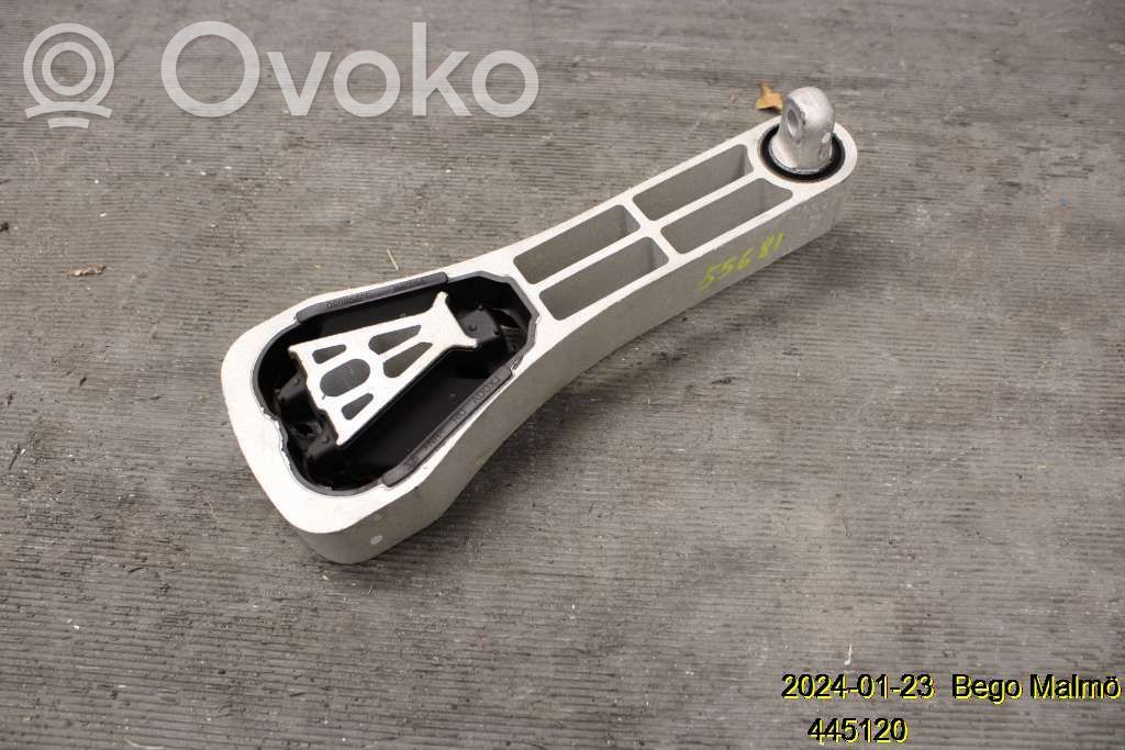 Volvo XC90 Engine mounting bracket 