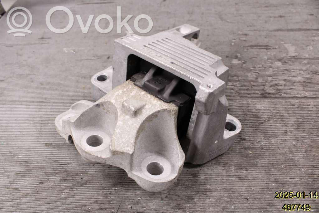 Volvo XC40 Engine mount bracket 