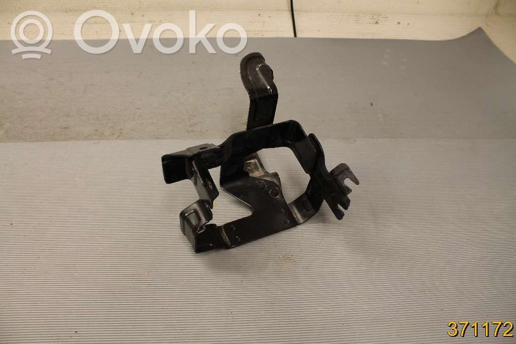 Volvo V60 Power steering pump mounting bracket 