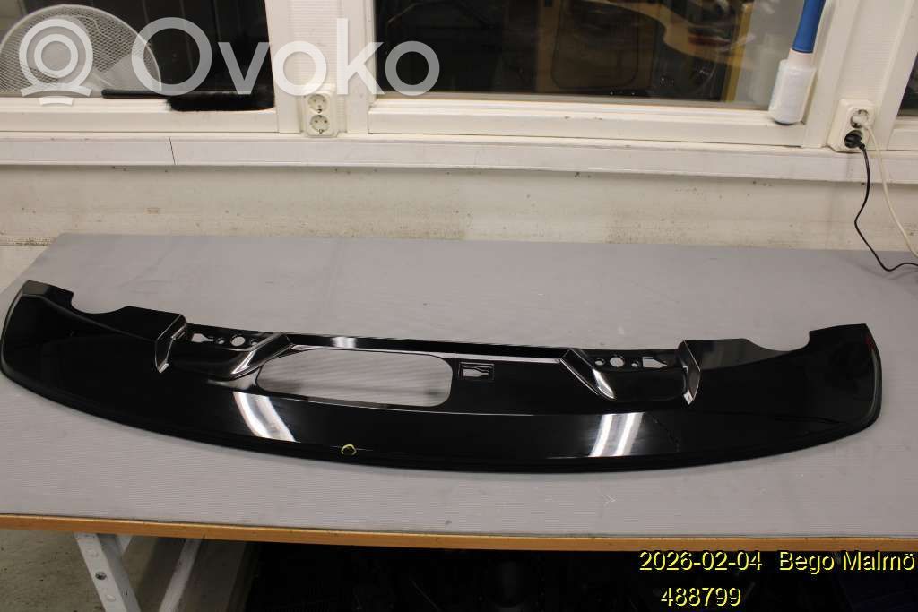 Volvo C40 Moldura inferior del parachoques trasero 