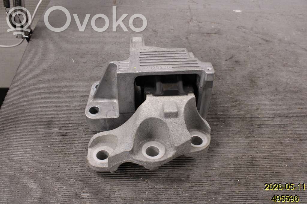 Volvo XC40 Engine mount bracket 