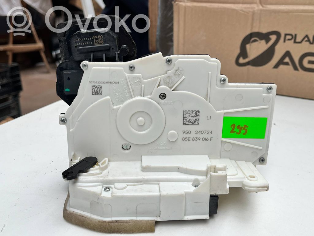 Rear glass lock/latch   W44,85E839016F