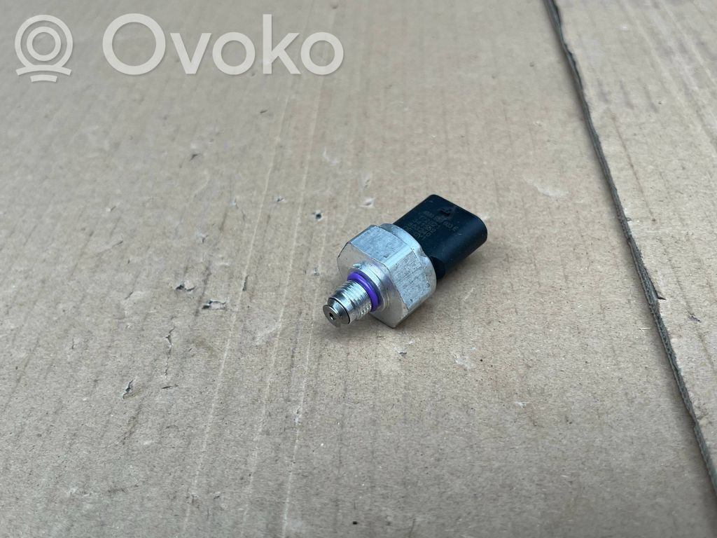 Skoda Citigo Laikiklis galinio stiklo spynos 
