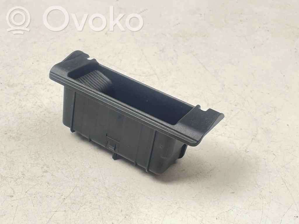 Audi A3 8Y Takaikkunan lukituksen vastakappale 
