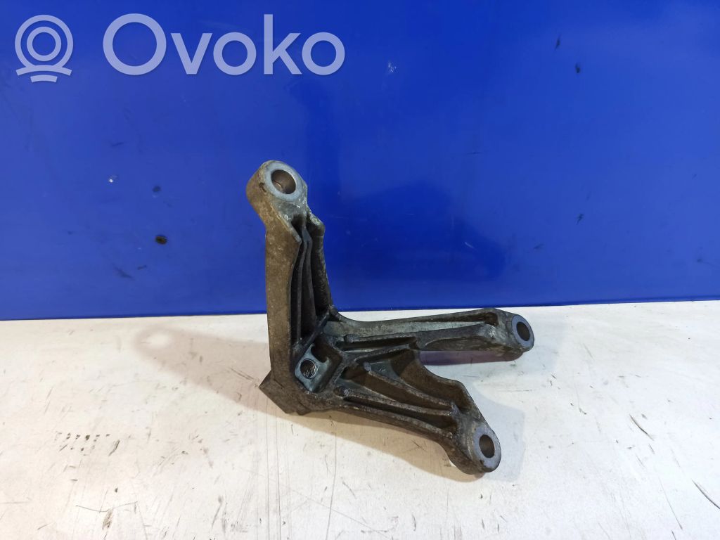 Volvo V50 Engine mounting bracket 