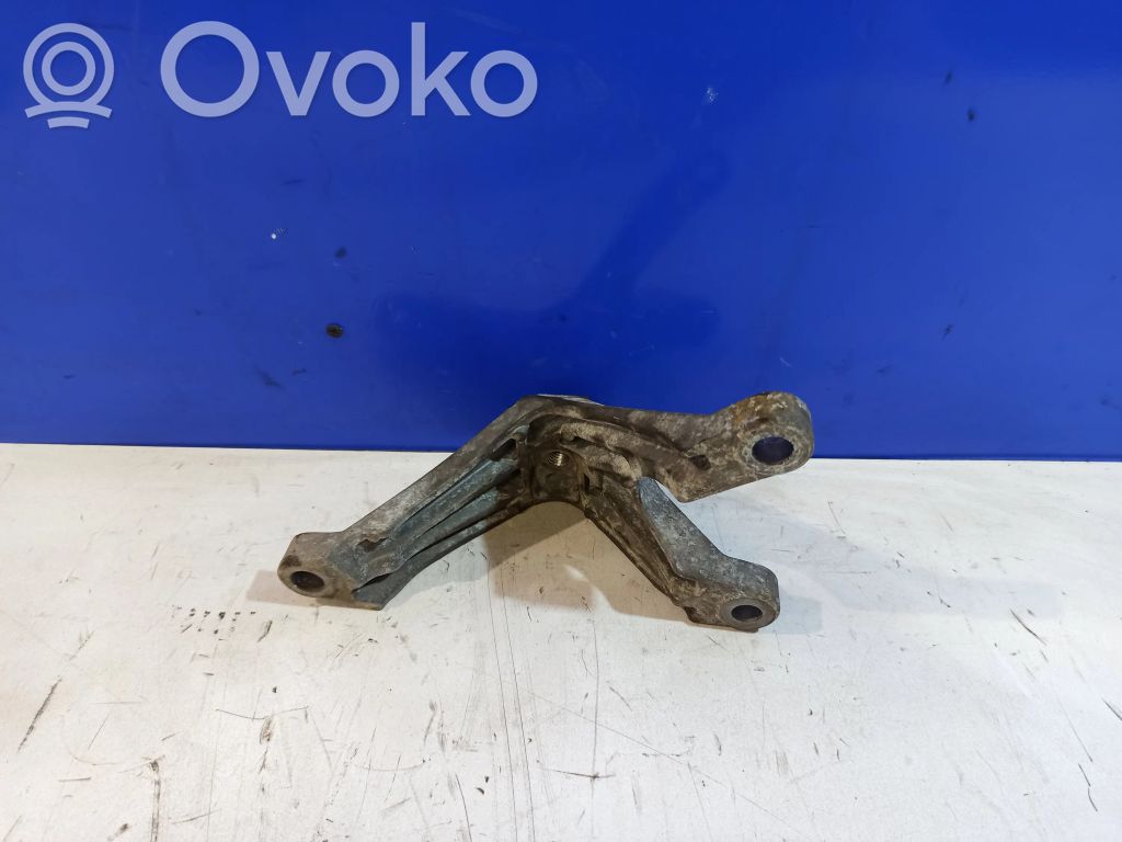 Volvo V50 Engine mounting bracket 