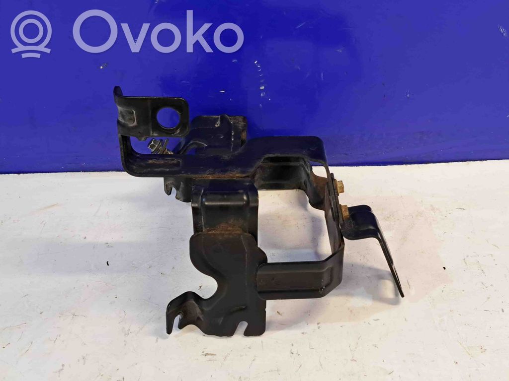 Volvo S60 Power steering pump mounting bracket 
