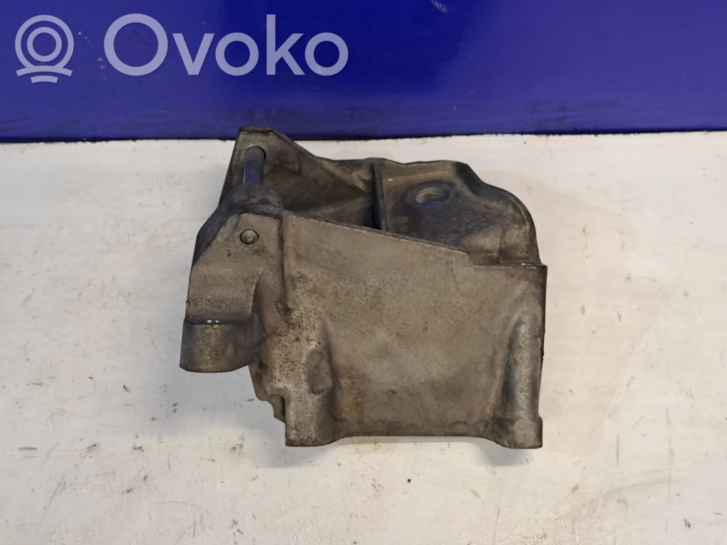 Volvo S60 Engine mounting bracket 