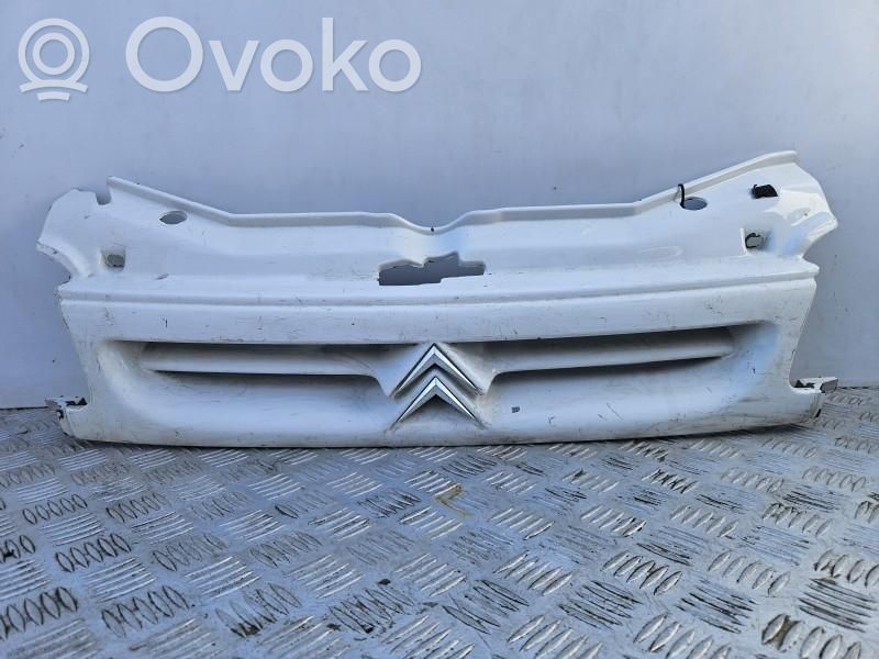 Citroen Berlingo Etupuskurin ylempi jäähdytinsäleikkö 