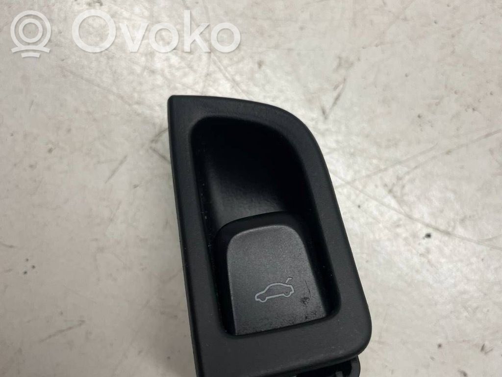 Audi A5 8T 8F Przełącznik / Przycisk otwierania klapy bagażnika 