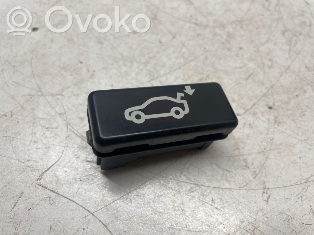 Tailgate/boot open switch button   8375580