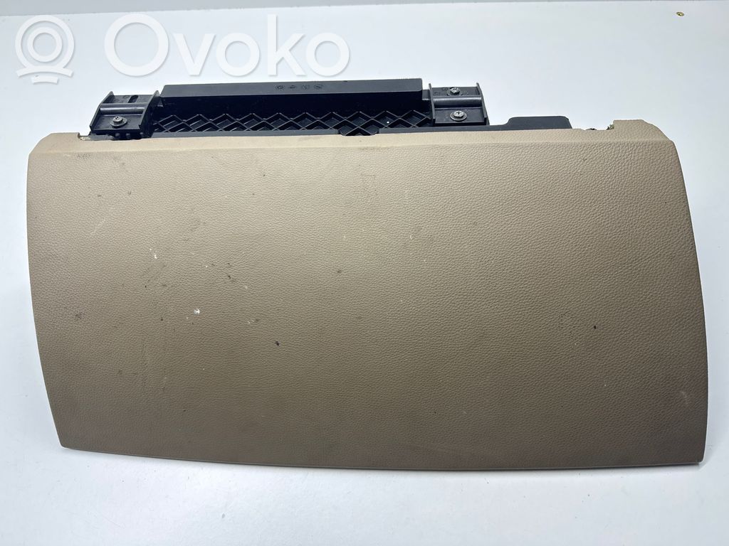 Glove box   7009469