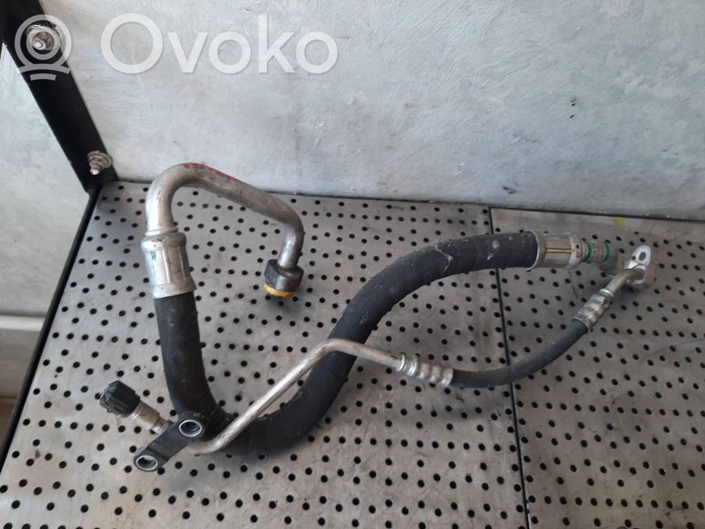 BMW 1 E81 E87 Ilmastointilaitteen putki (A/C) 