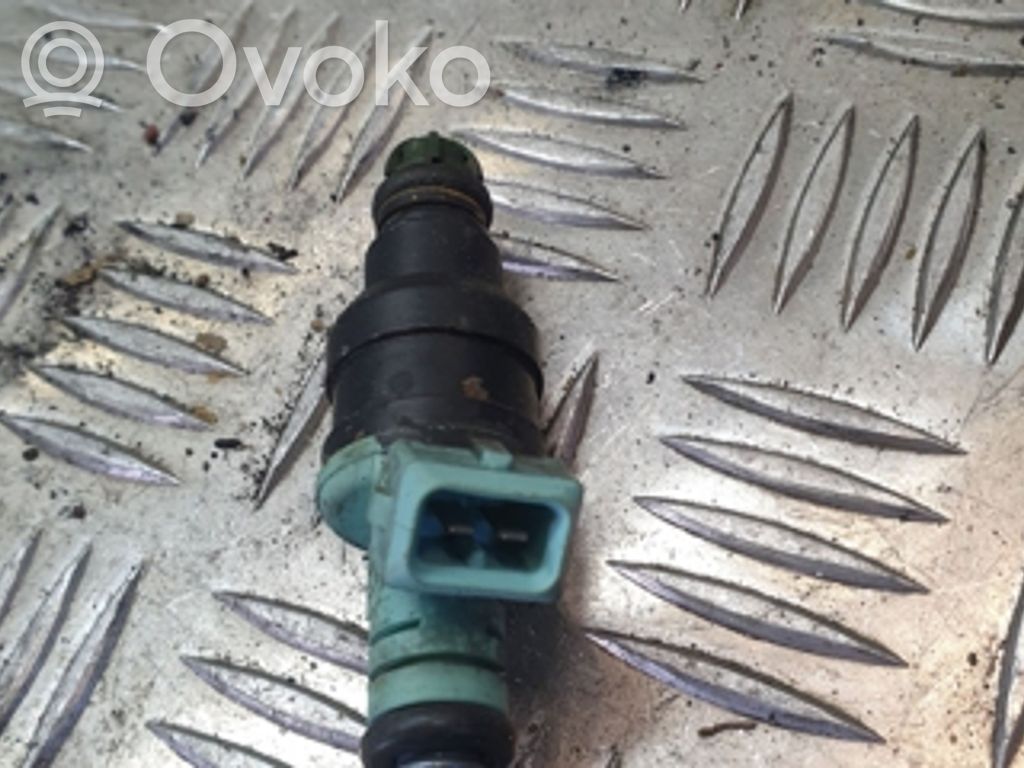 BMW 5 E39 Fuel injector 