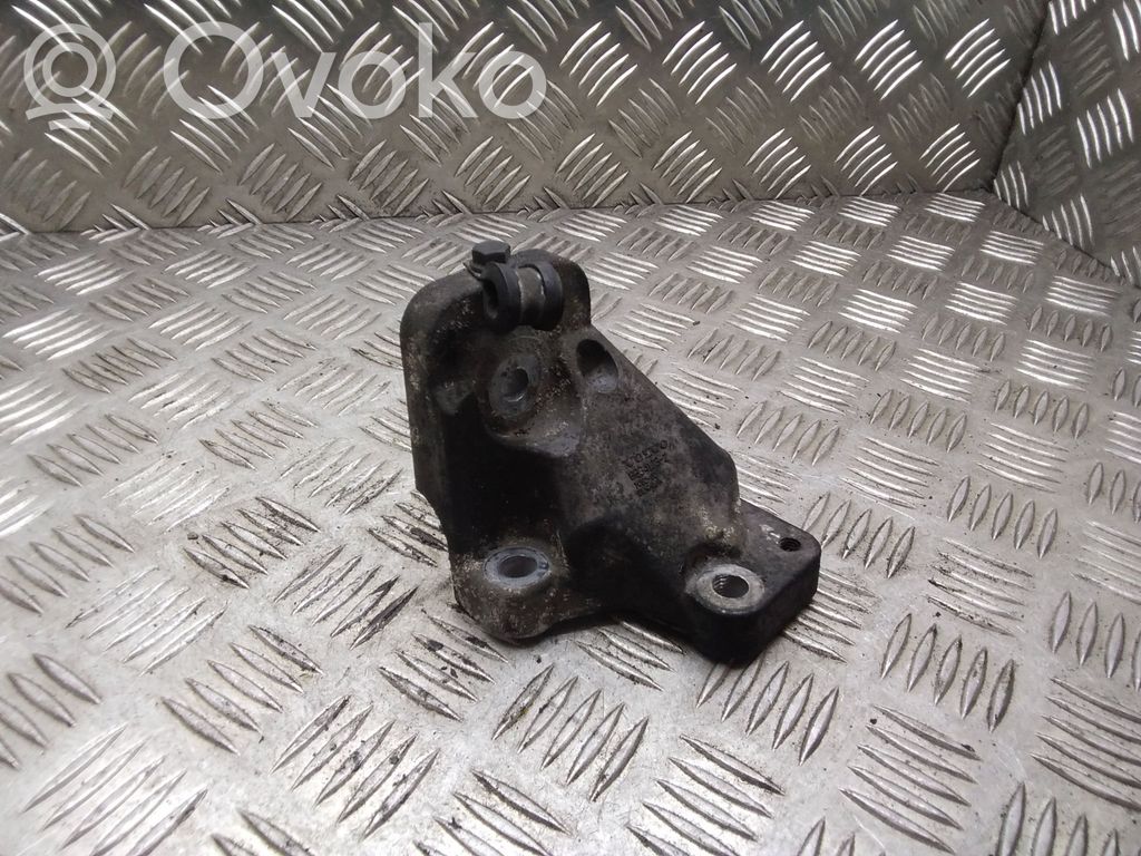 Volvo S60 Engine mounting bracket 