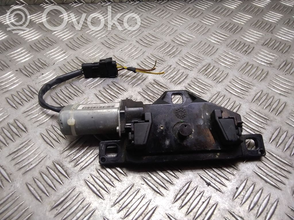 BMW 7 E65 E66 Aizmugurējā pārsega pievilcējs 