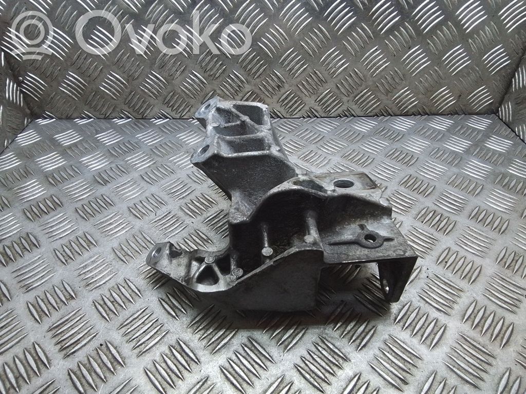 Volvo V60 Engine mounting bracket 