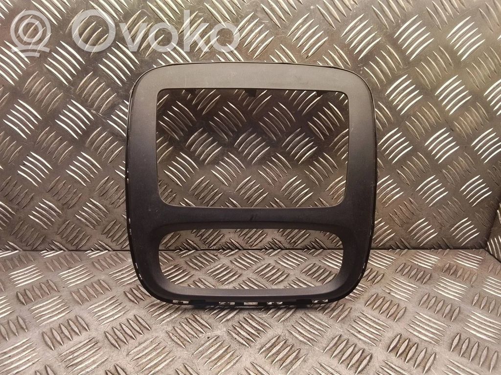 Opel Vivaro Konsola środkowa / Radio / GPS 