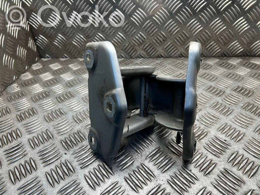 Opel Vivaro Нижняя петля багажник 