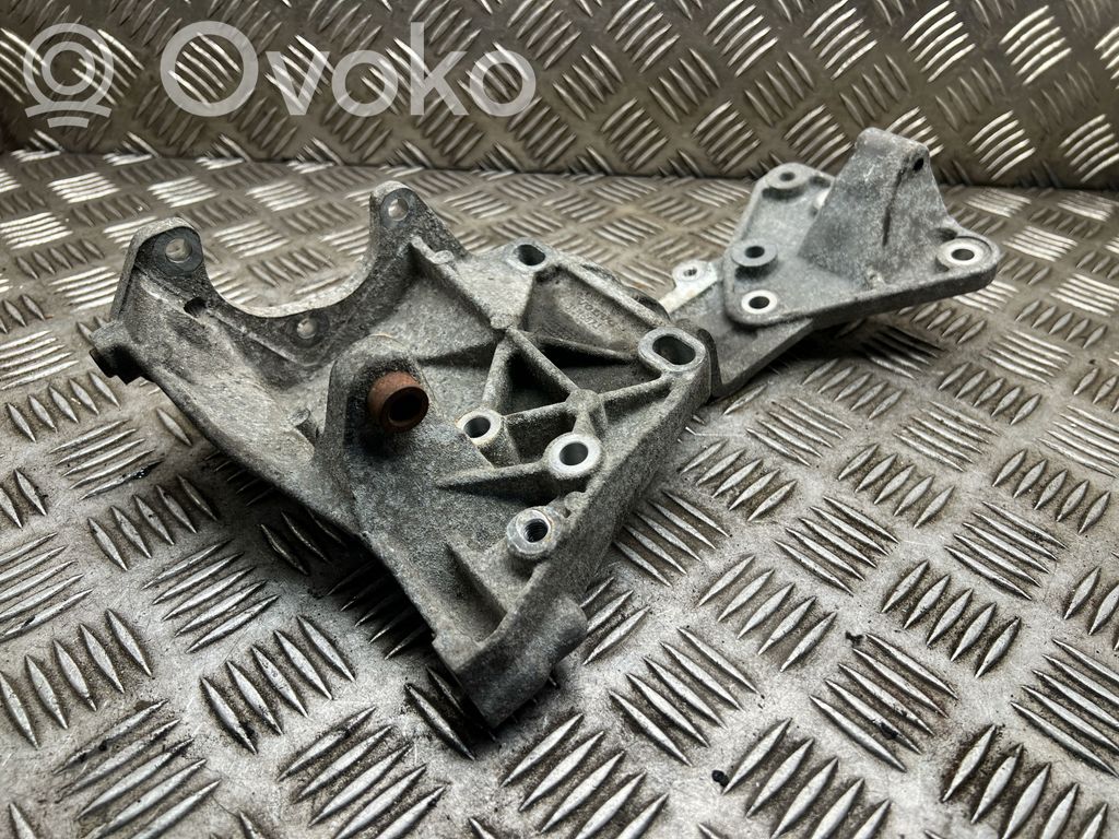 Volvo XC60 Generator/alternator bracket 