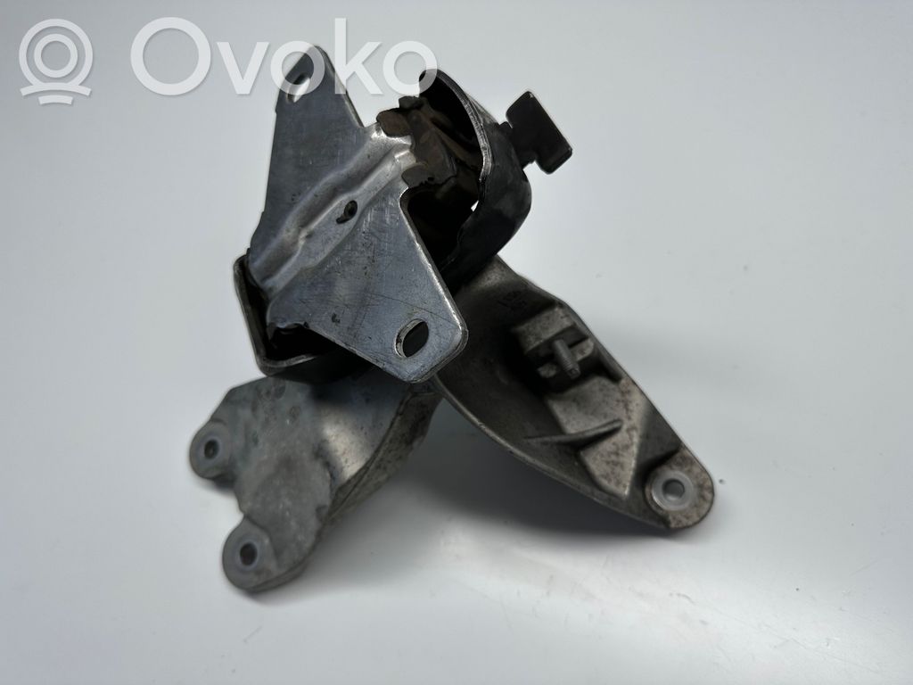 Volkswagen Amarok Engine mount bracket 