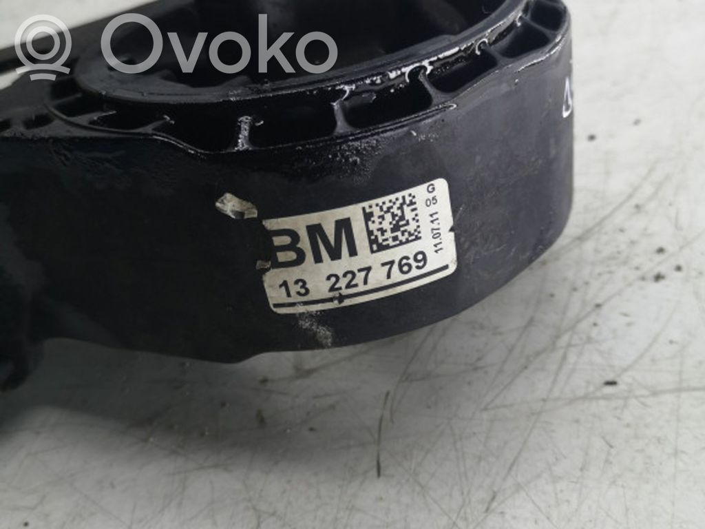 Opel Insignia A Engine mount bracket 