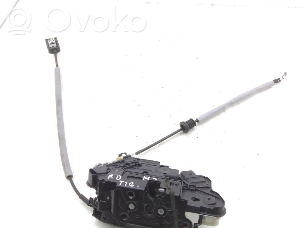 Volkswagen Tiguan Front door lock 