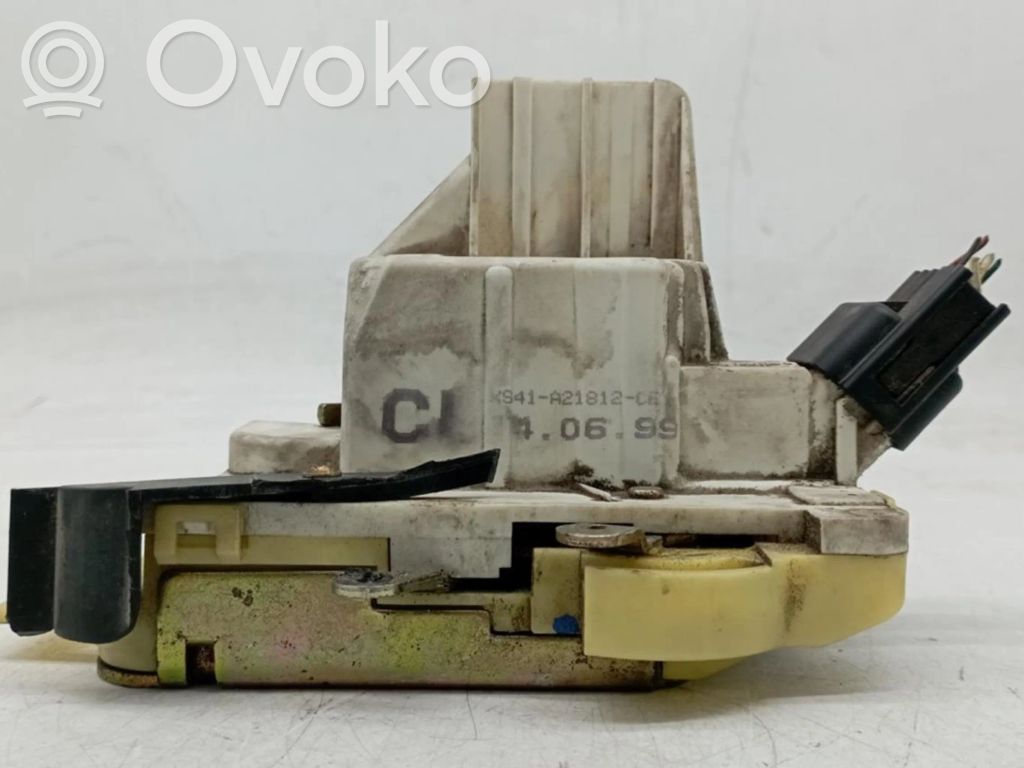 Priekšpusē slēdzene   XS41A21812CE