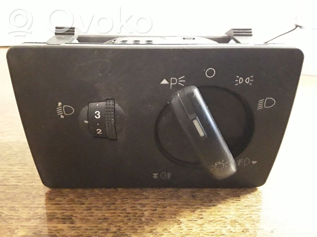 Light switch   498610