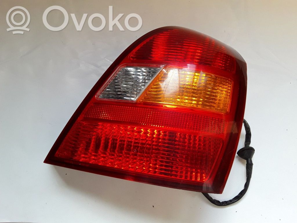 Hyundai Elantra Aizmugurējais lukturis virsbūvē 