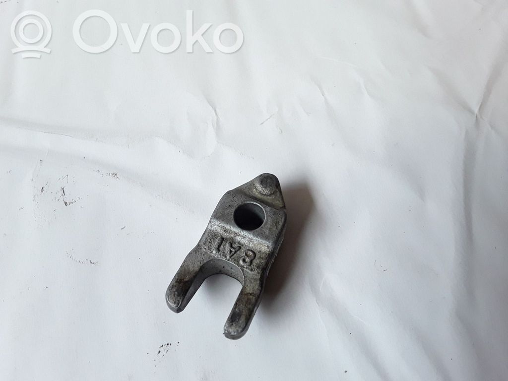 Abrazadera del inyector de combustible   8A1