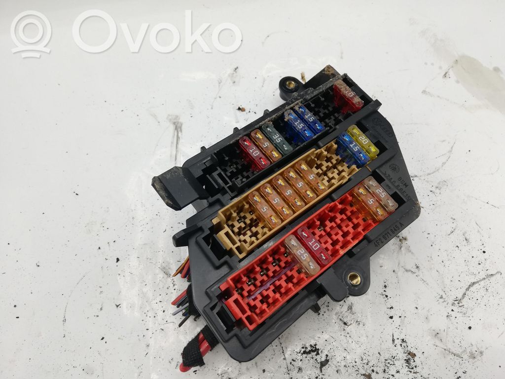 Audi A6 S6 C6 4F Fuse module 