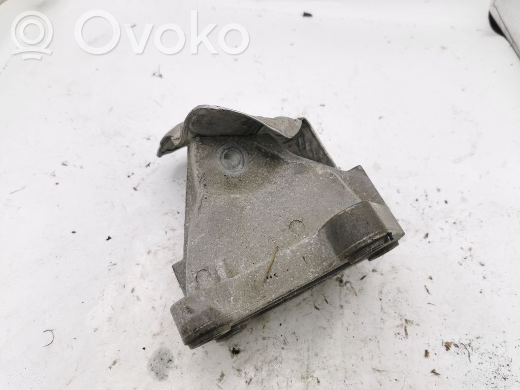Jeep Grand Cherokee Engine mounting bracket 