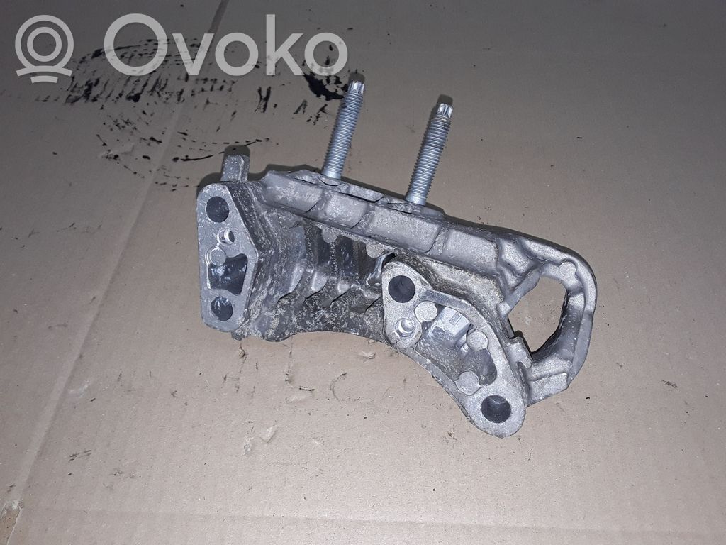 Ford Focus Engine mounting bracket 