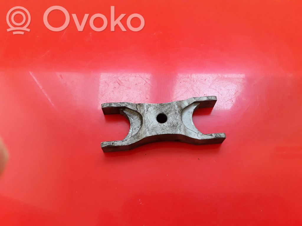Abrazadera del inyector de combustible   03L216A