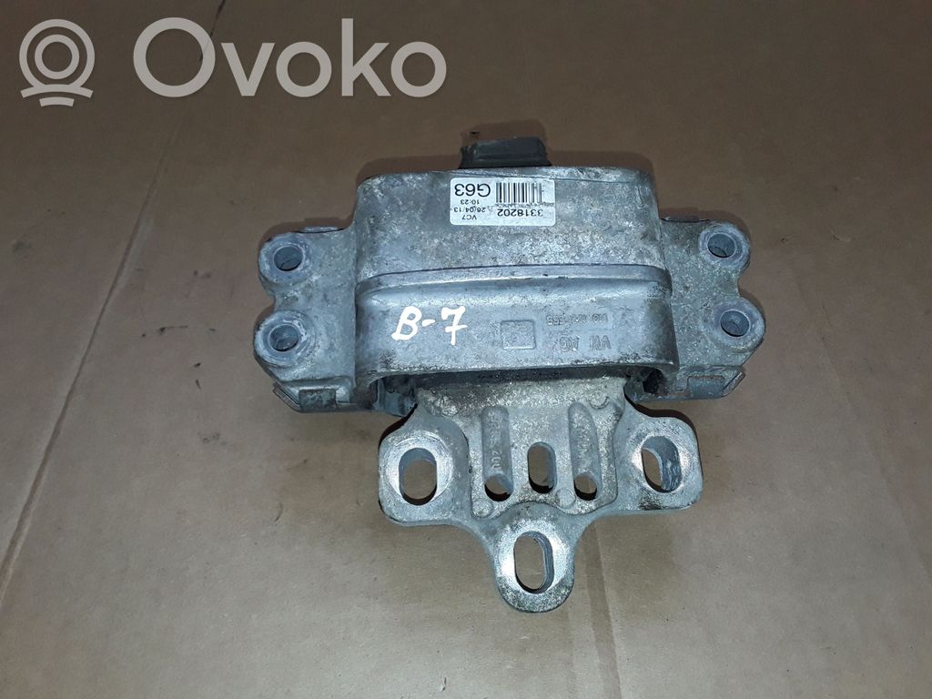Volkswagen PASSAT B7 Wspornik / Mocowanie silnika 
