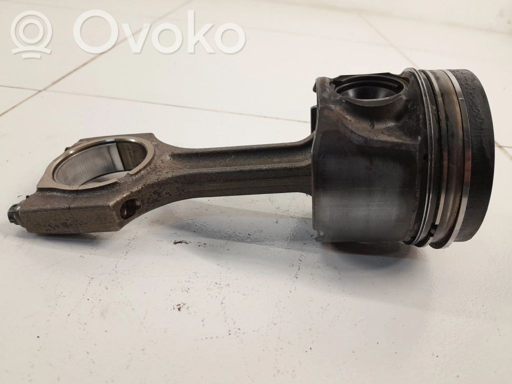 Piston cu bielă   84L107