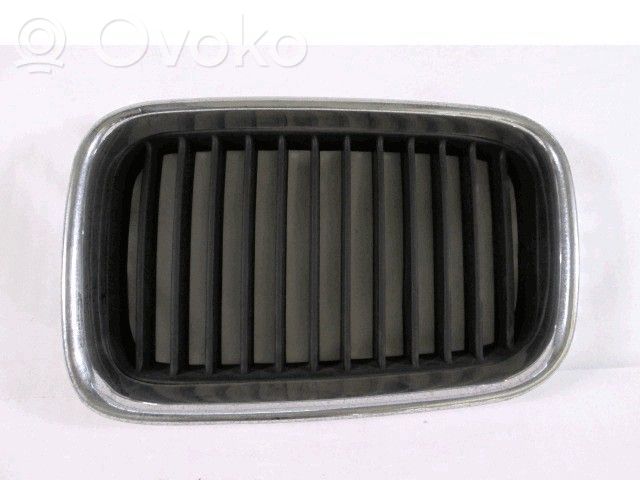 Mercedes-Benz C W202 Maskownica / Grill / Atrapa górna chłodnicy 