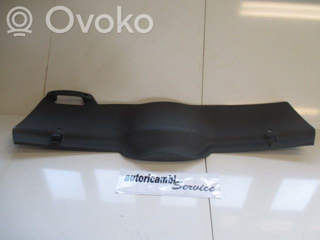 Opel Corsa C Poszycie klapy tylnej bagażnika i inne elementy 