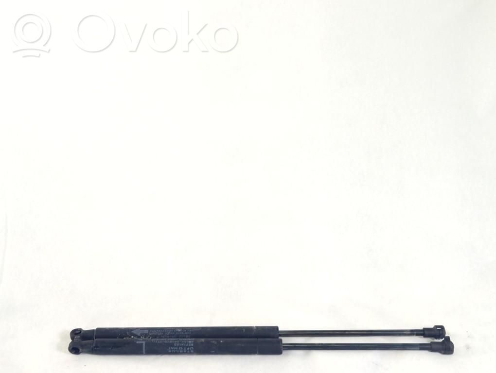 Toyota Yaris Konepellin kaasujousi 