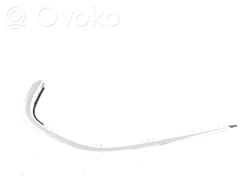 Windshield trim   7129667