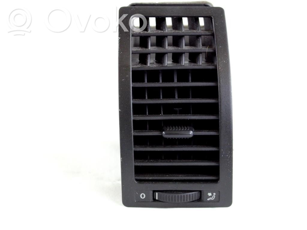 Volkswagen Polo IV 9N3 Grilă ventilație/ramă laterală bord 
