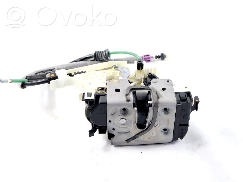 Infiniti Q30 Etuoven lukko
