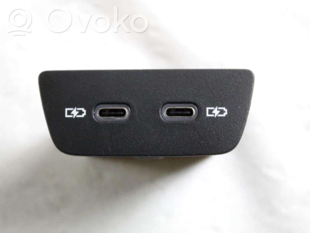 Volkswagen Golf VIII Connettore plug in USB 