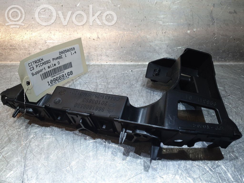 Citroen C3 Picasso Fender mounting bracket 