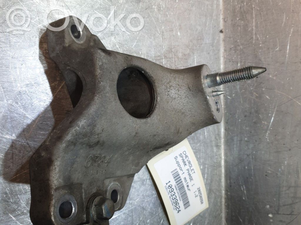 Chevrolet Spark Engine mount bracket 