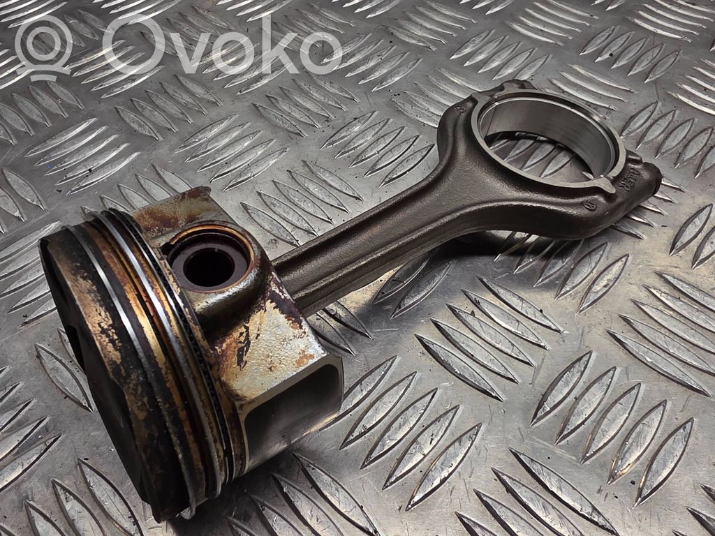 Volkswagen Golf VII Поршень с шатуном 