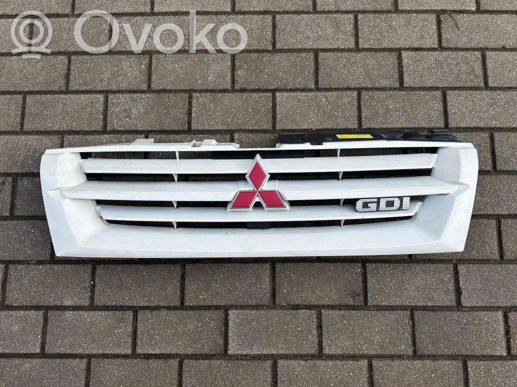 Mitsubishi Pajero Etupuskurin ylempi jäähdytinsäleikkö 
