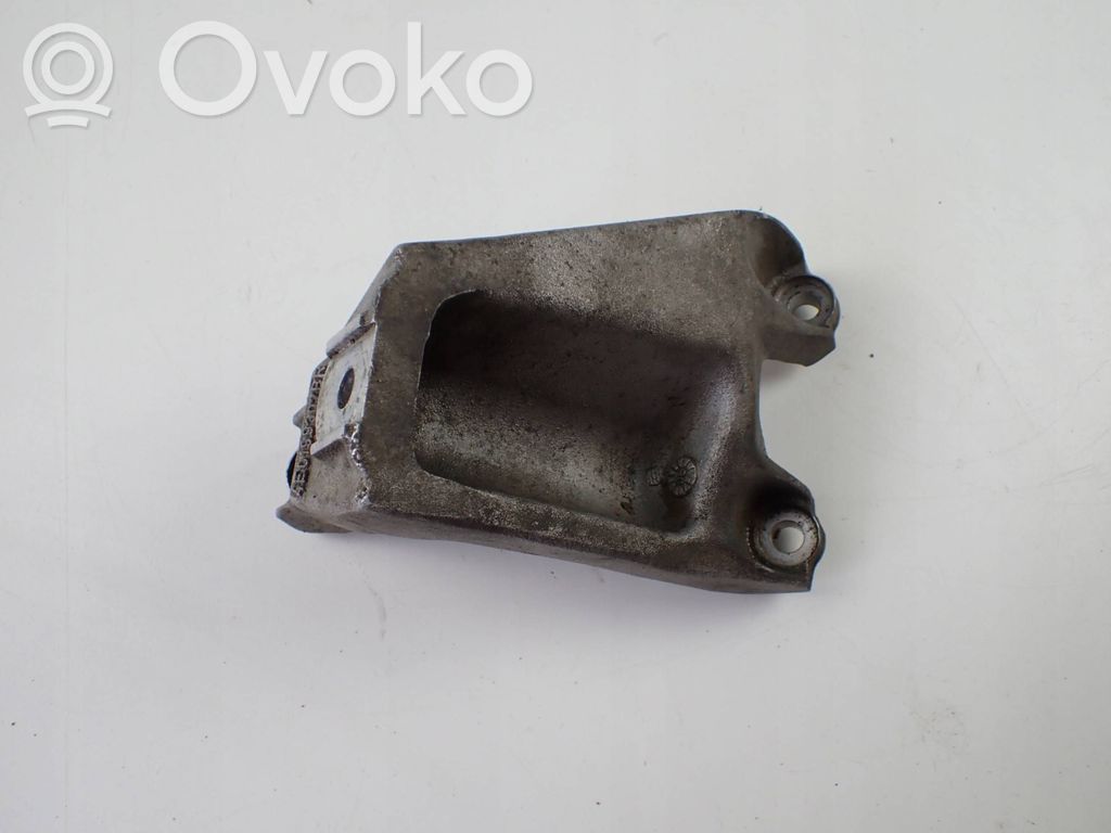 Audi A8 S8 D3 4E Engine mounting bracket 